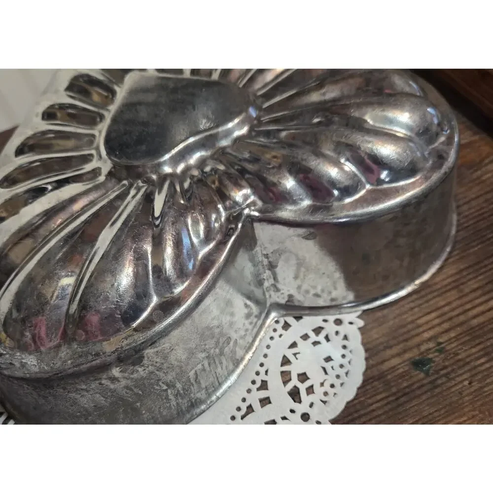 ANTIQUE Tin HEART Tart Candy MOLDS Old DARK PATINA FARM House